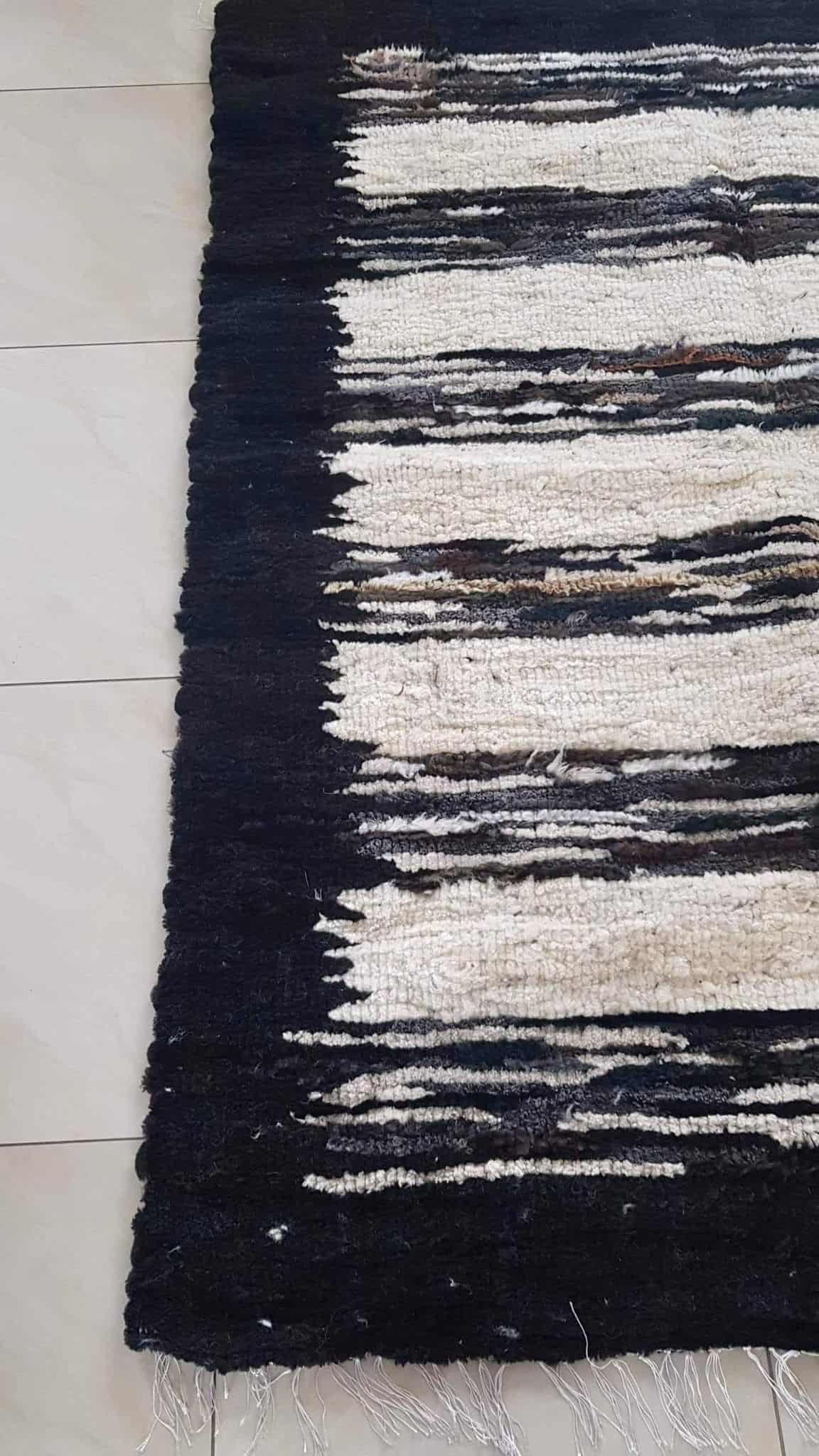 Gulvtæppe i håndsyet lammeskind - Sort kant - 200x155 - VIAMAJA.DK