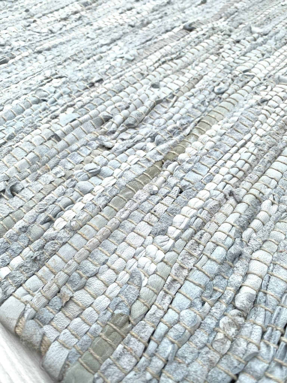 Gulvtæppe i lys grå skind - 70x200cm - VIAMAJA.DK