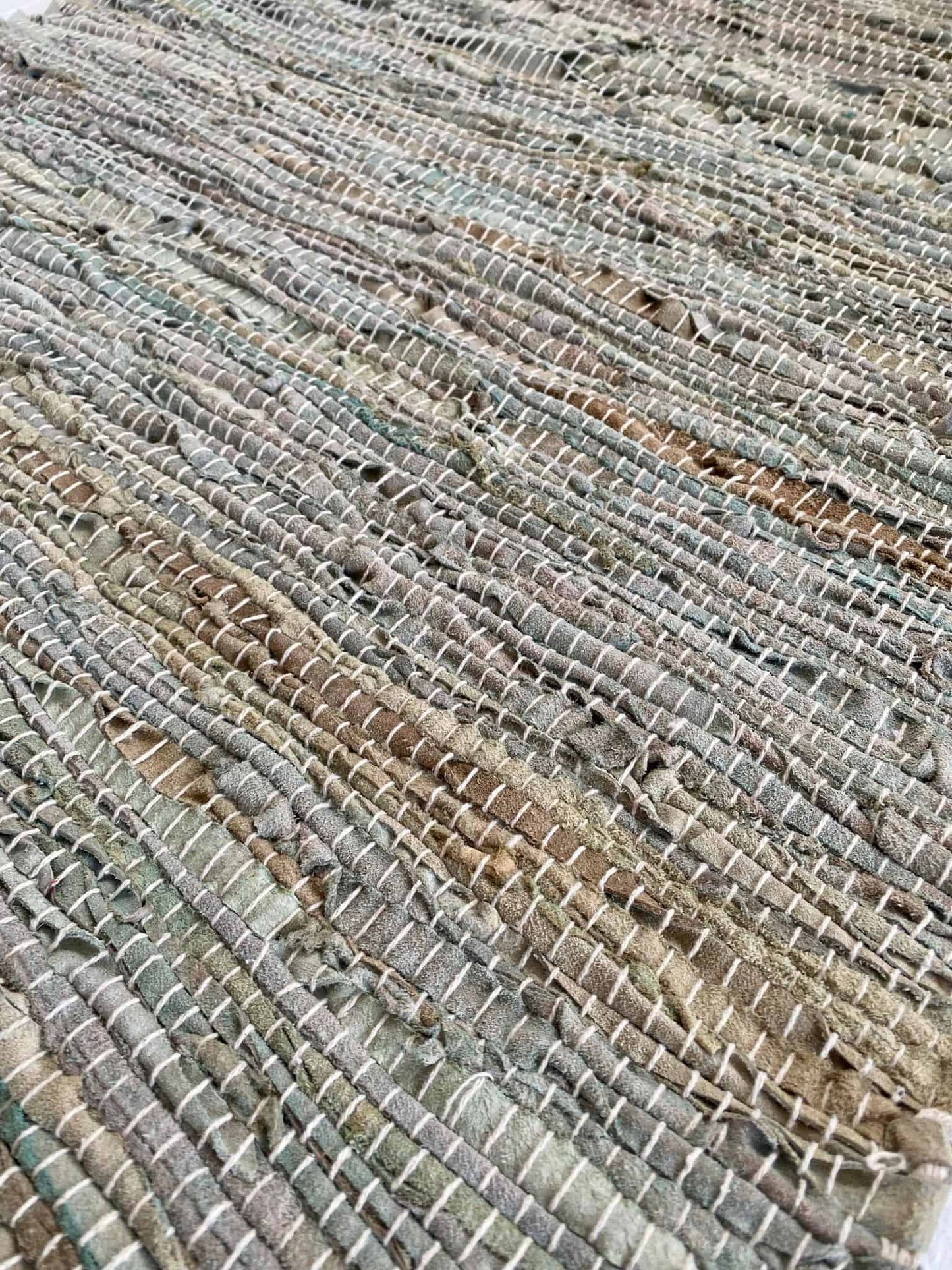 Gulvtæppe i skind – Duset grøn - 70×140 - VIAMAJA.DK