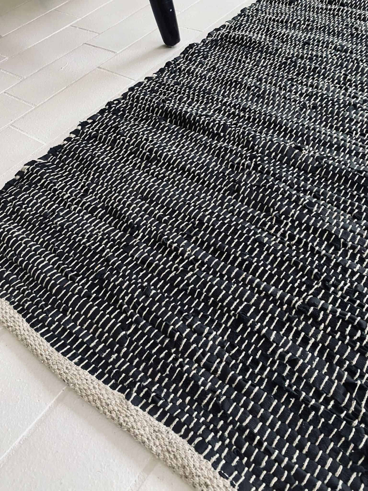 Gulvtæppe i skind med hvid tråd - 70x140cm - VIAMAJA.DK