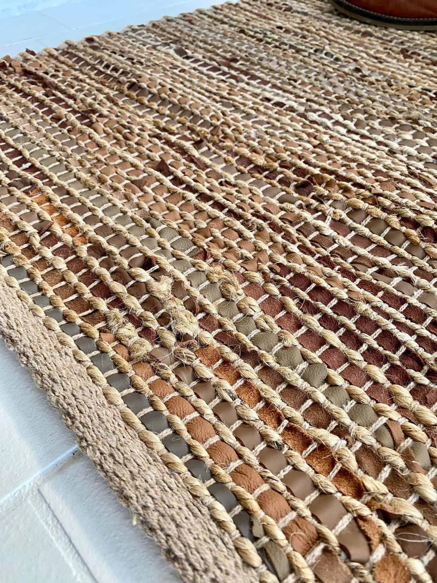 Gulvtæppe i skind og jute – 140x200 Brun - VIAMAJA.DK