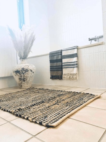 Gulvtæppe i skind og jute / bademåtte – 60x90cm - VIAMAJA.DK