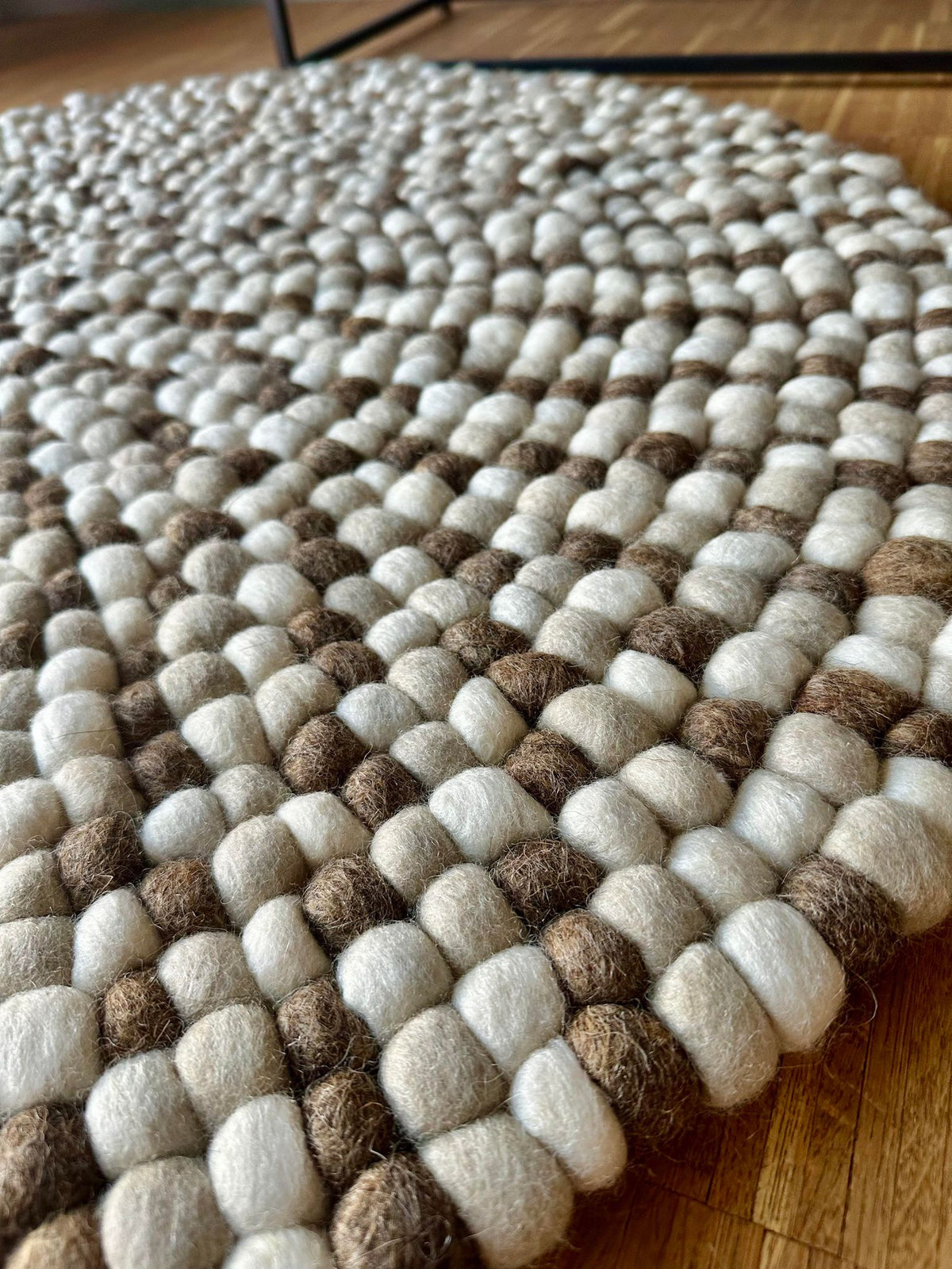 Gulvtæppe m. Dots – Naturmix 90 cm - VIAMAJA.DK