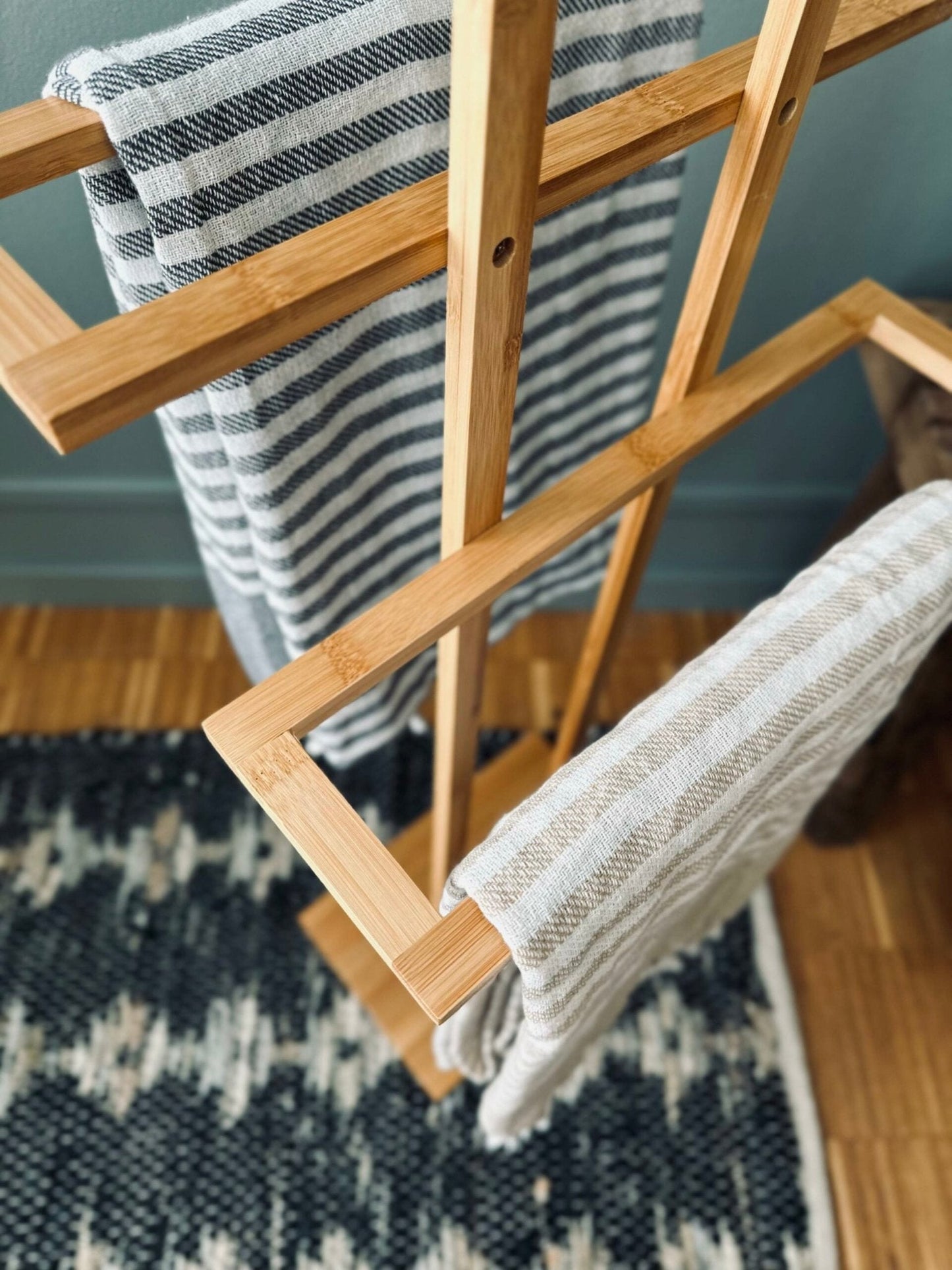 Håndklæde stativ i bambus - VIAMAJA.DK