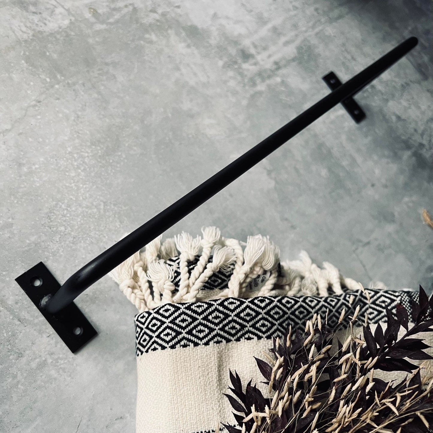 Håndklædeholder i sort jern - 60x10 cm - VIAMAJA.DK