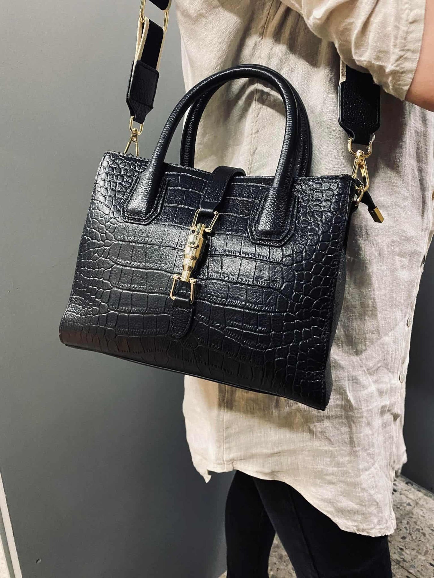 Håndtaske Mary i sort skind med guld spænder - VIAMAJA.DK