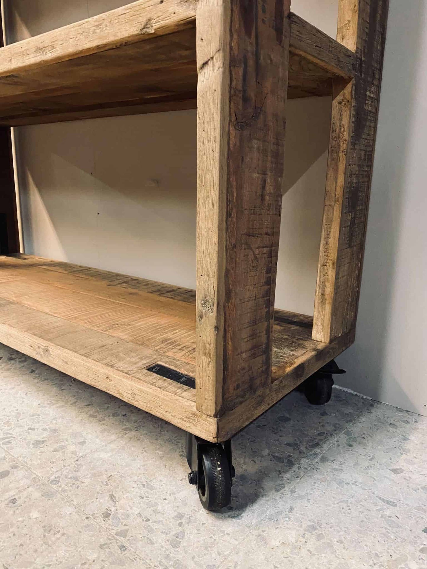 Høj reol på hjul - Gammelt træ - VIAMAJA.DK