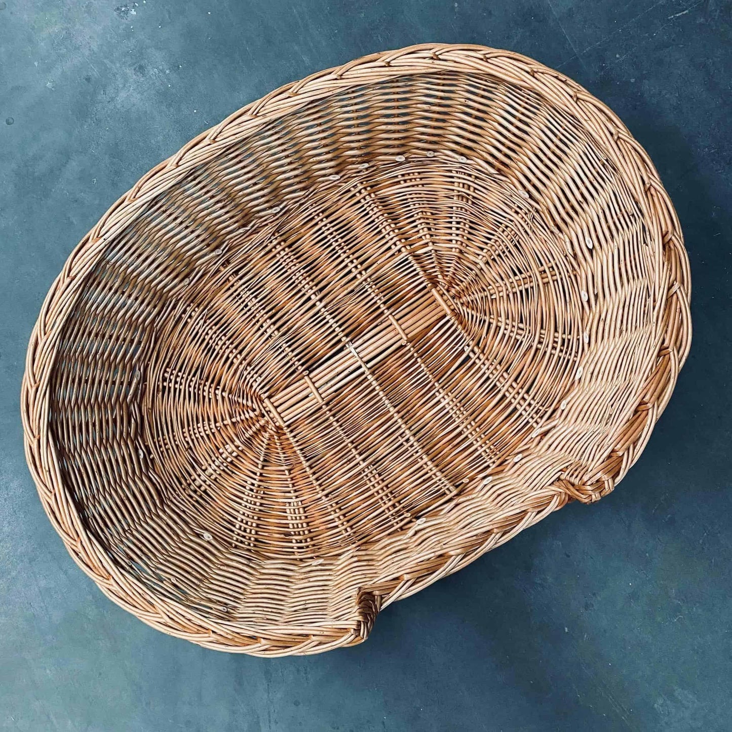 Hundekurv i kraftig rattan - Stor - VIAMAJA.DK