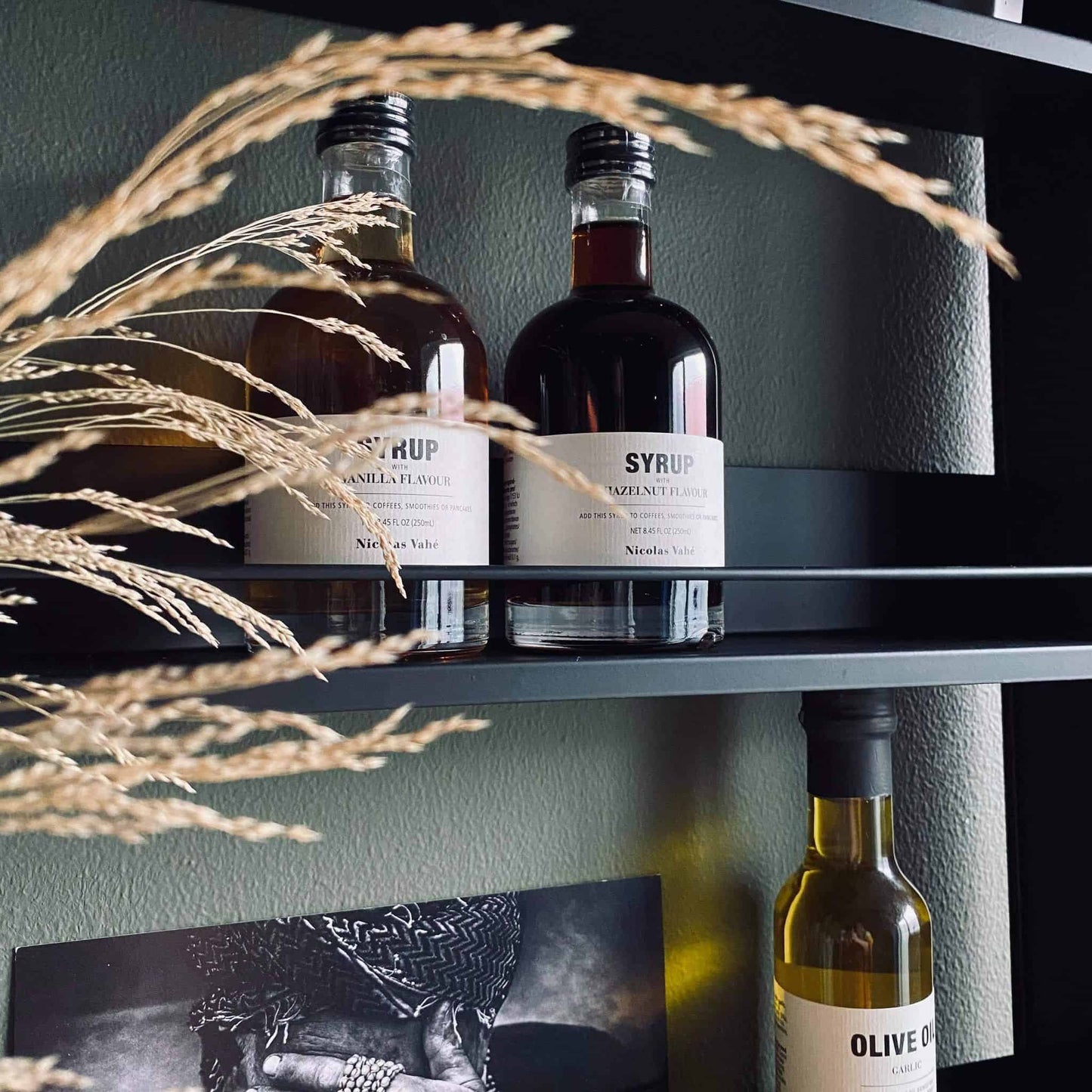 Hylde i sort metal - Deluxe - VIAMAJA.DK