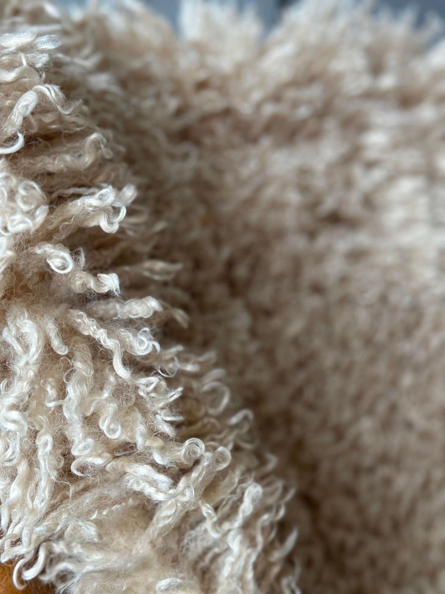 Imiteret lammeskind - Beige krøl - VIAMAJA.DK