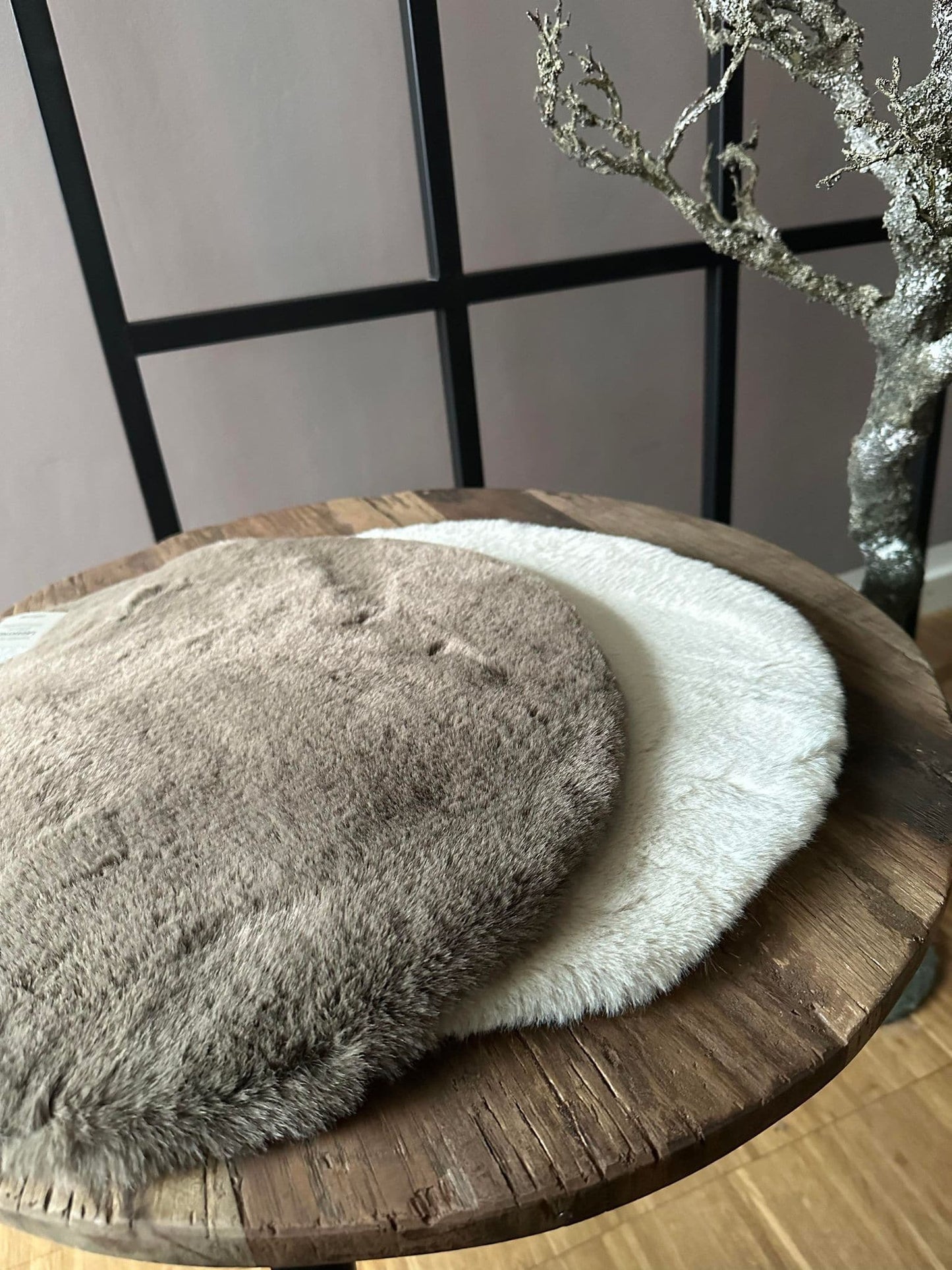 Imiteret sædeskind dia 38cm – Taupe 4 stk - VIAMAJA.DK