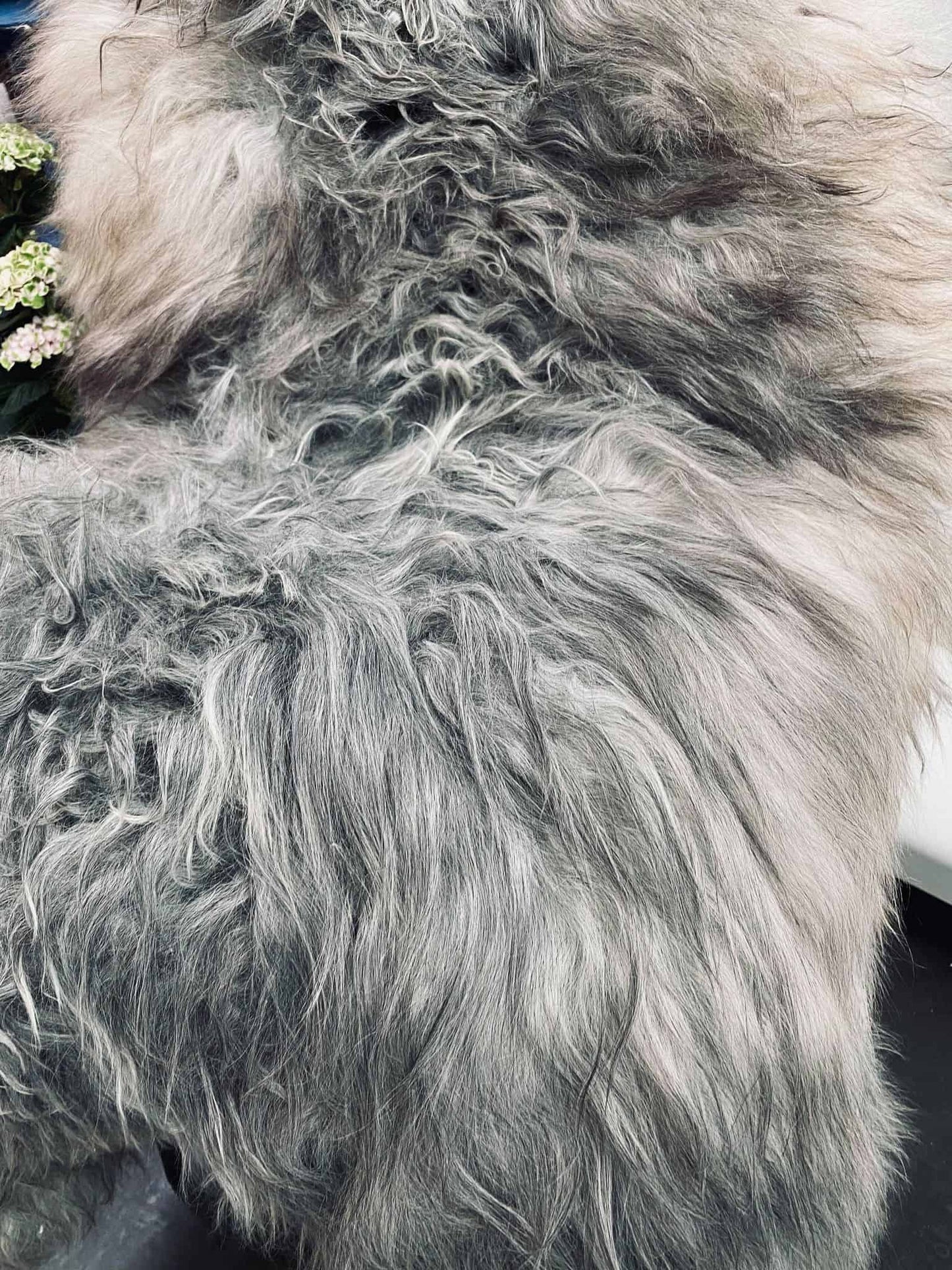 Kæmpe Svensk meleret lammeskind i super smukke grå farver - VIAMAJA.DK