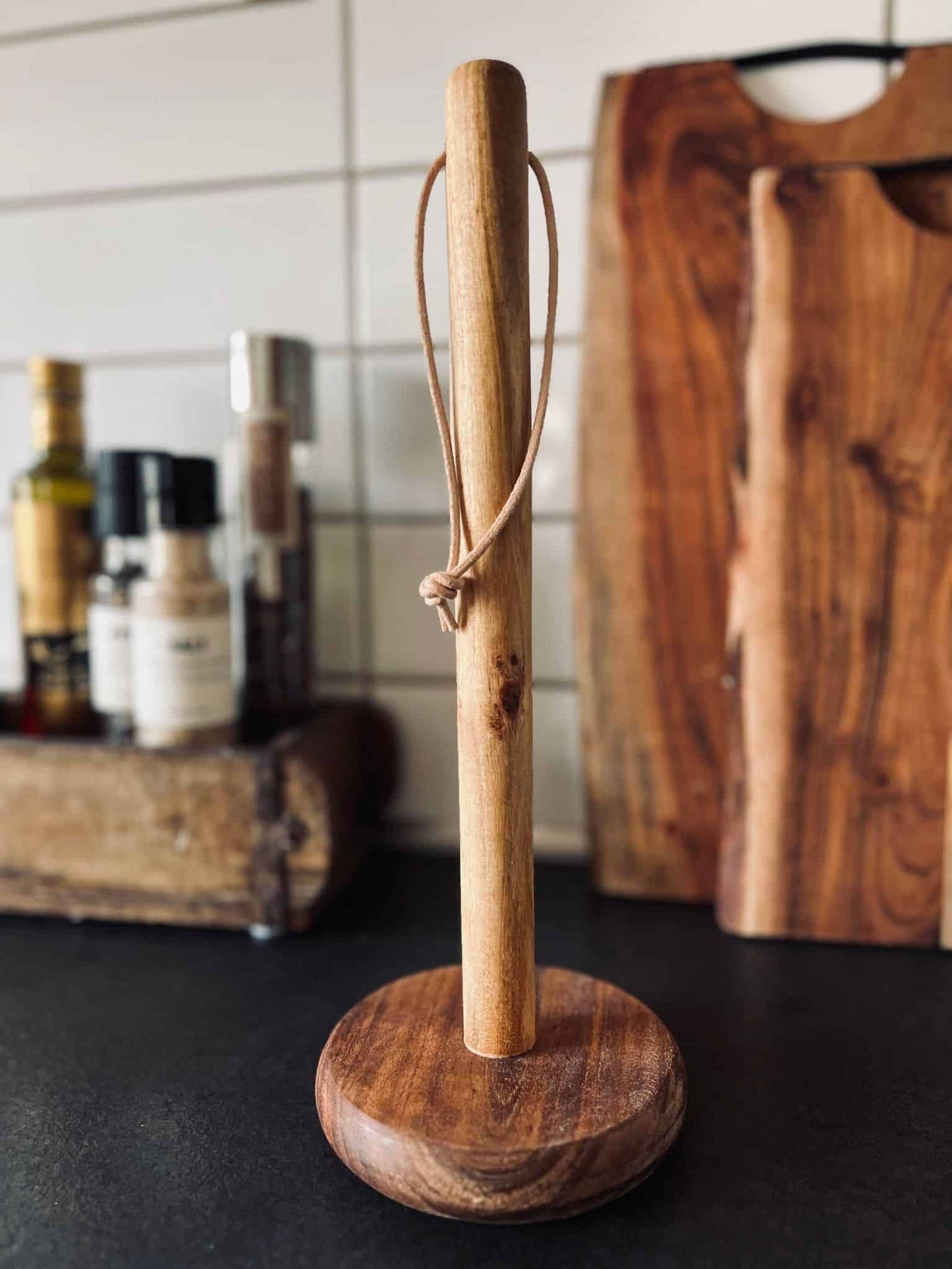 Køkkenrulleholder i akacia træ - VIAMAJA.DK