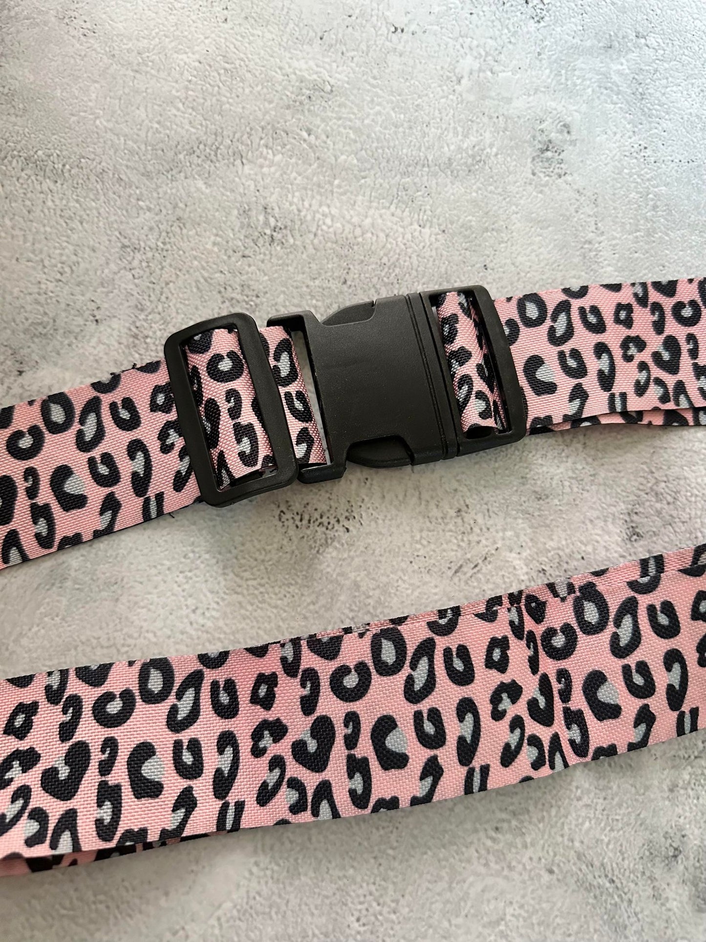 Kuffertbånd – Pink leopard - VIAMAJA.DK