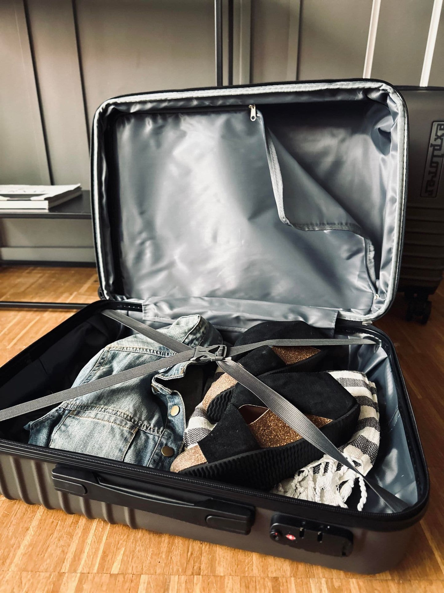 Kuffertsæt af 2 størrelser - Mørkgrå letvægt - VIAMAJA.DK