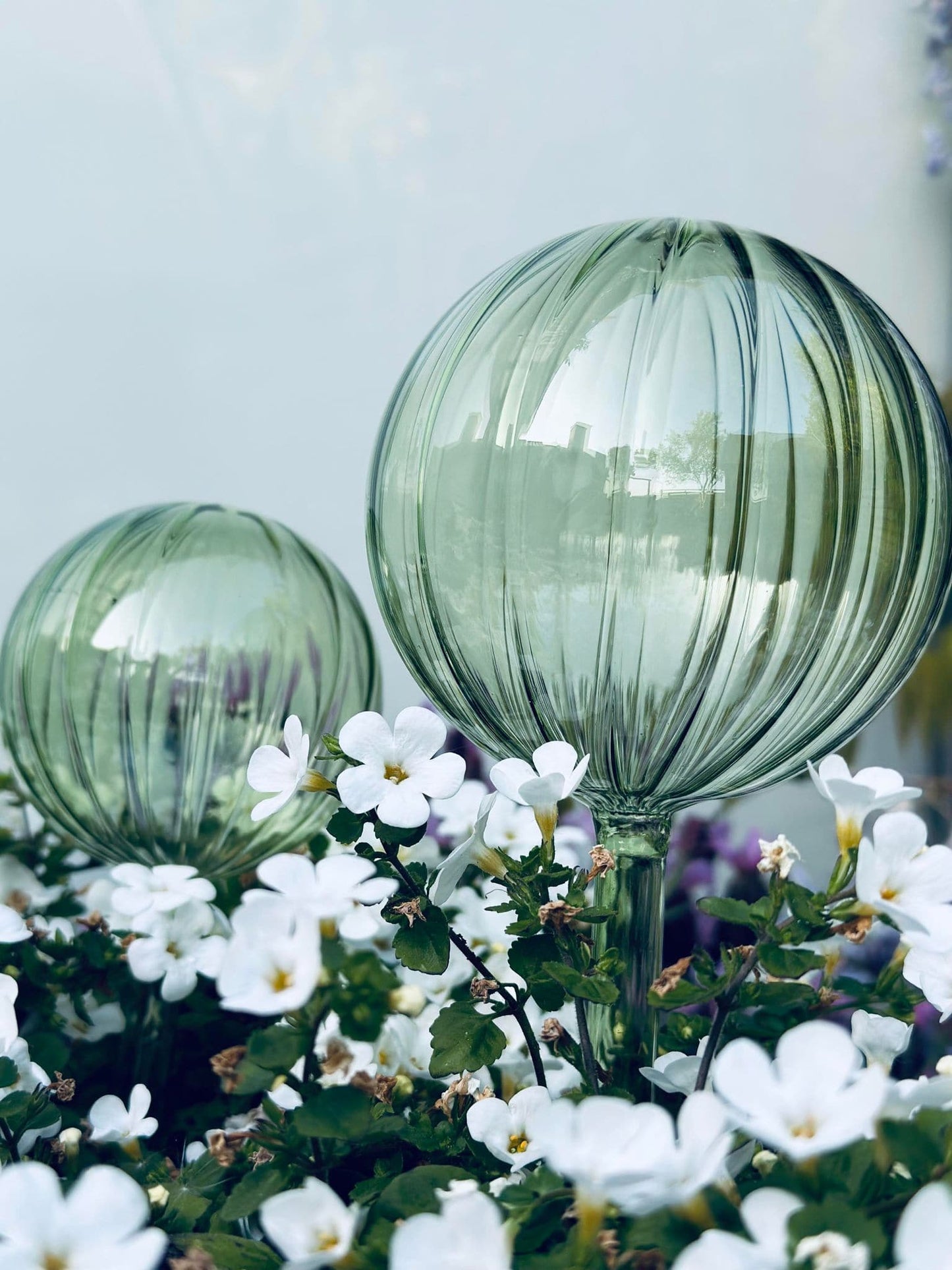 Kugler i grøn glas - Sæt af 2 stk til vanding af blomster - VIAMAJA.DK