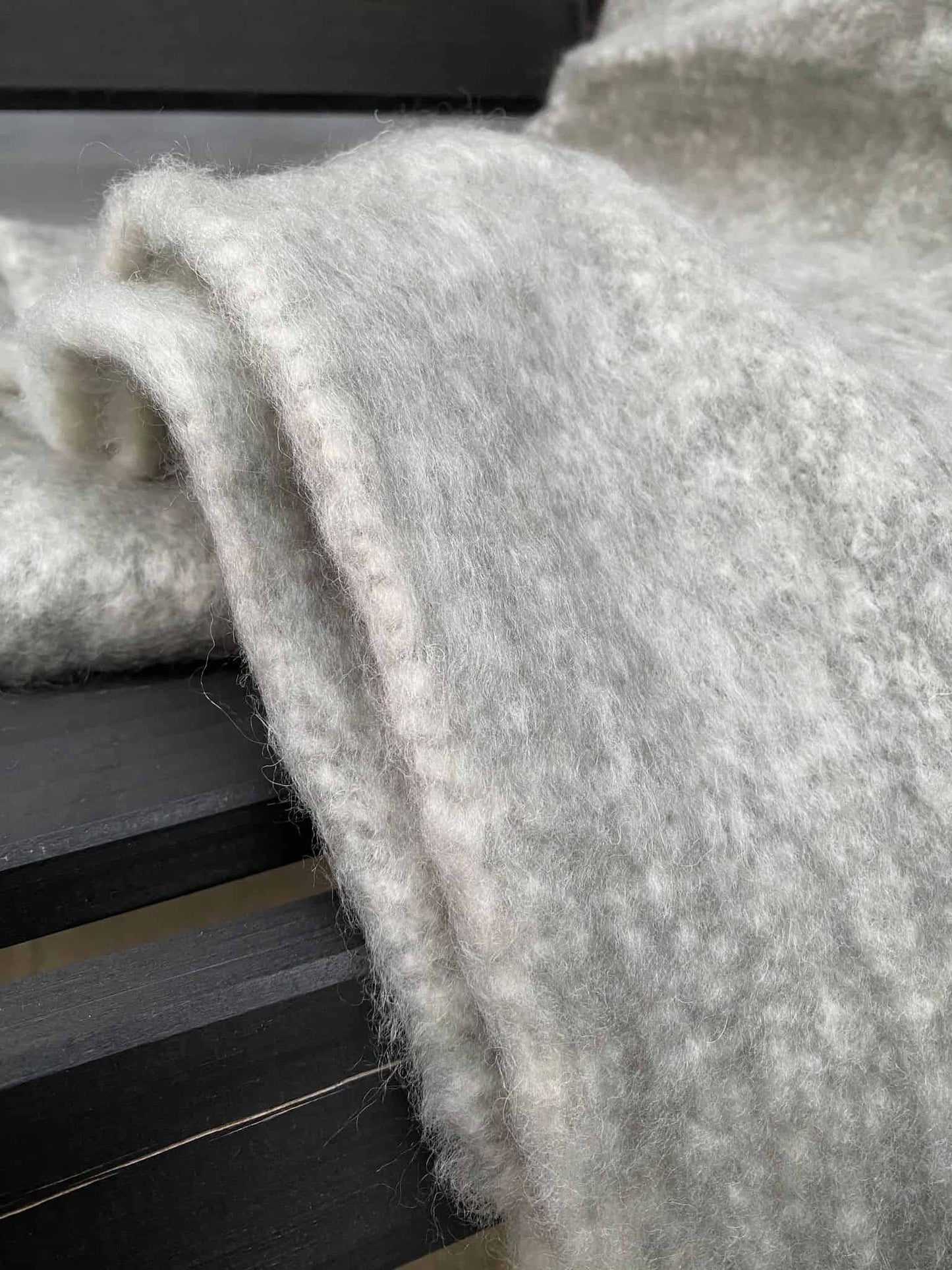 Lækker varm plaid – Lys grå med hvide frynser - VIAMAJA.DK