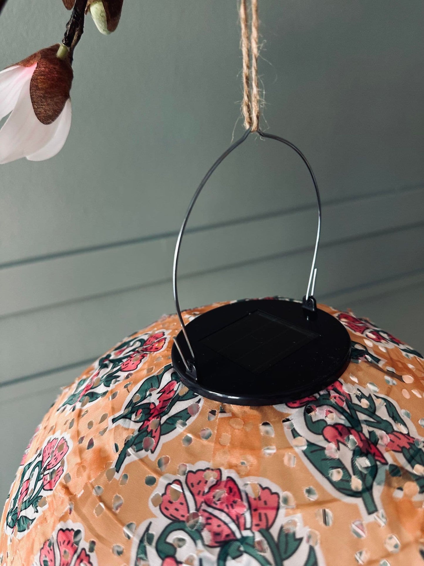 Lampe med solceller – Flower dia 40cm Orange - VIAMAJA.DK