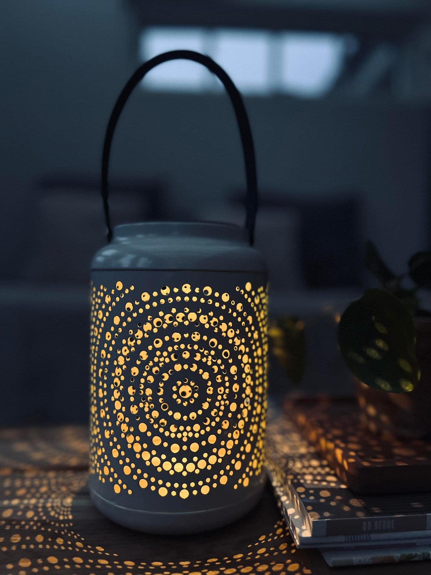 Lanterne med solceller - White metal - VIAMAJA.DK