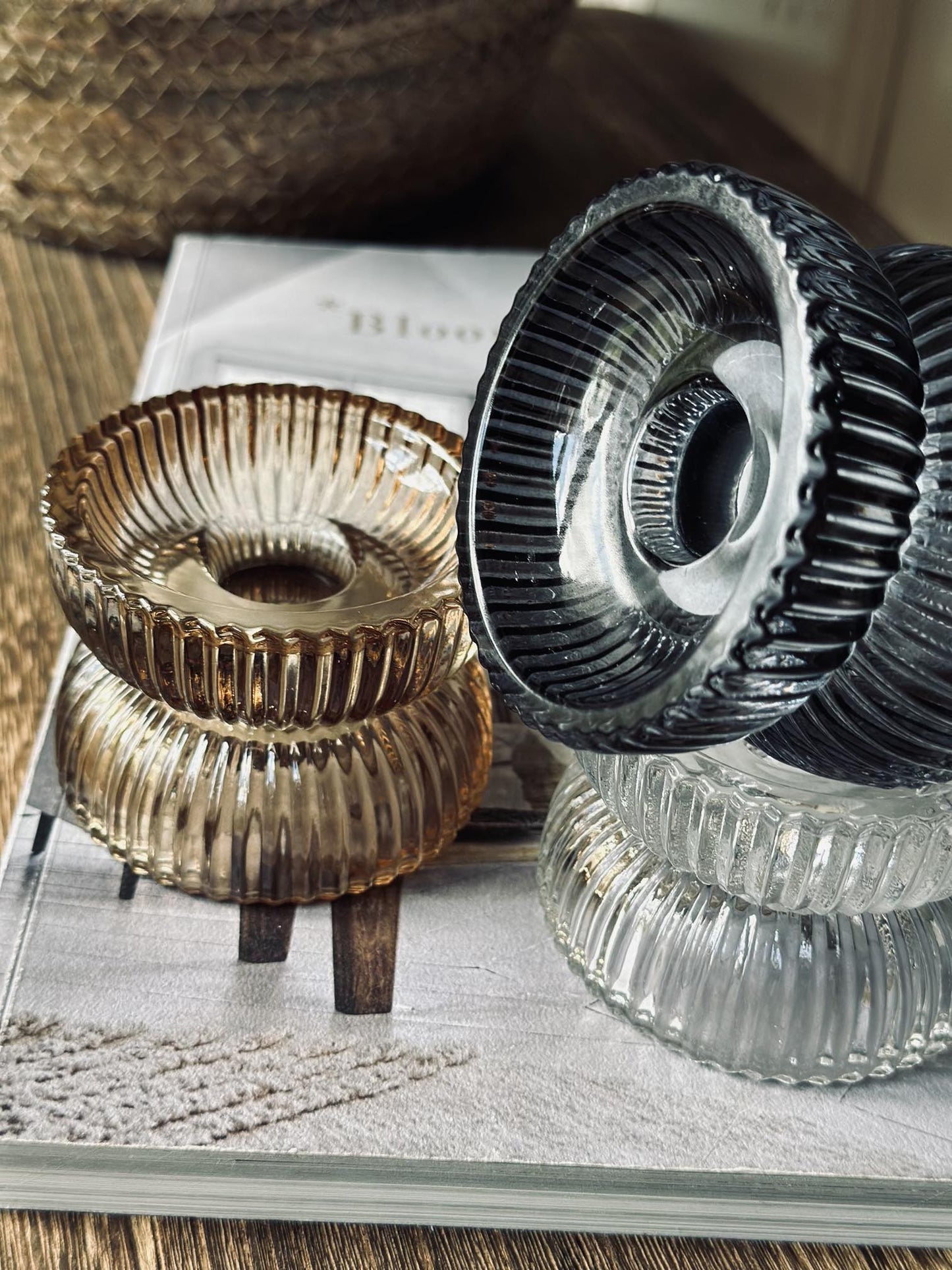 Lysestage til stagelys og bloklys – Beige glas - VIAMAJA.DK