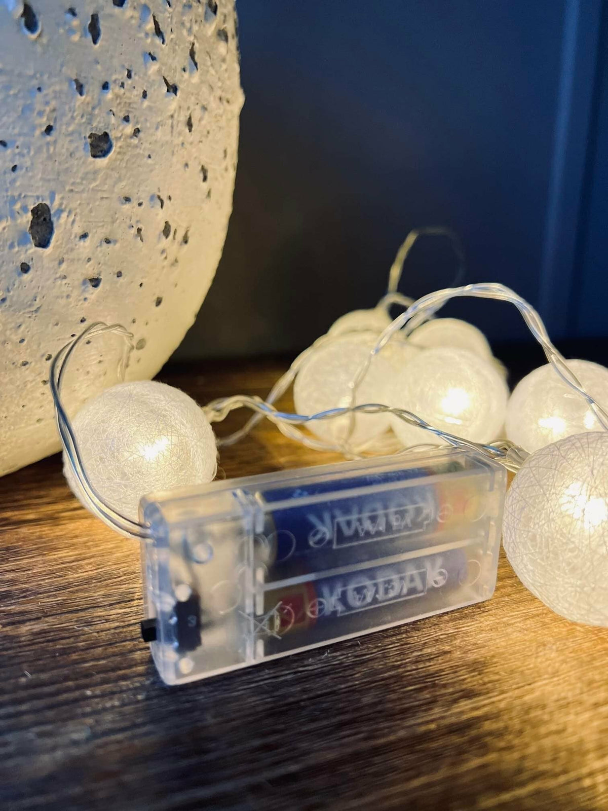 Lyskæde deko med 10 led kugler - batteriboks - VIAMAJA.DK