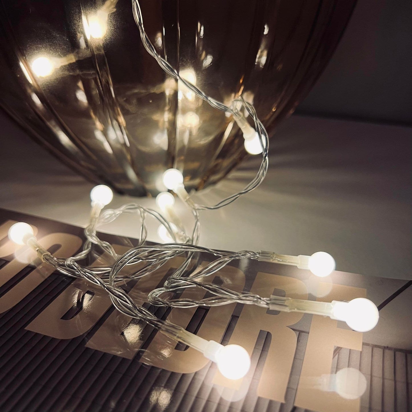 Lyskæde med hvide LED dots - batteriboks - VIAMAJA.DK