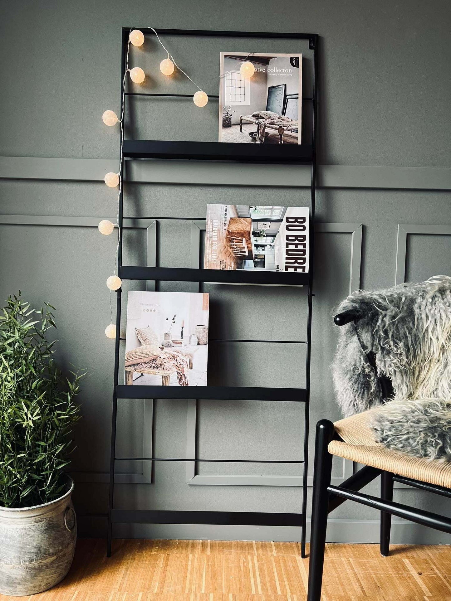 Magasinholder med 4 hylder - Sort metal - VIAMAJA.DK