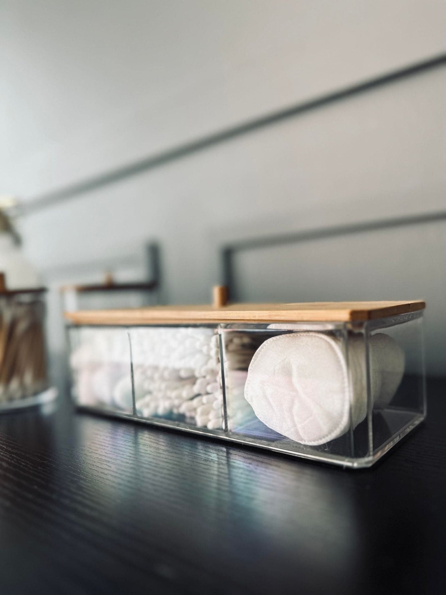 Makeup organizer i akryl og bambus - VIAMAJA.DK