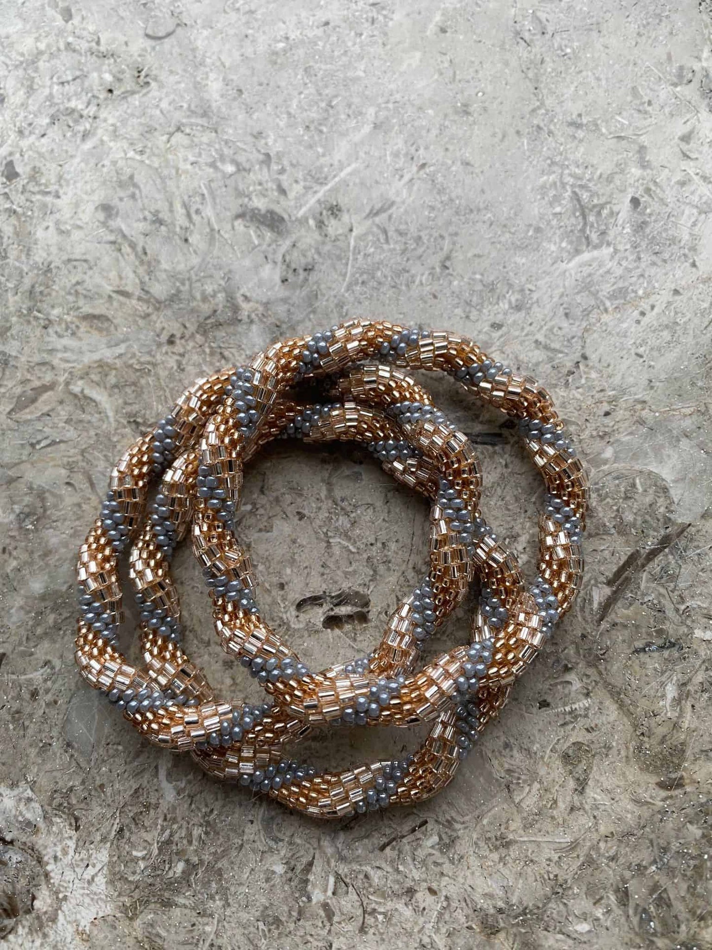 Nepal armbånd - Gylden snoet - VIAMAJA.DK