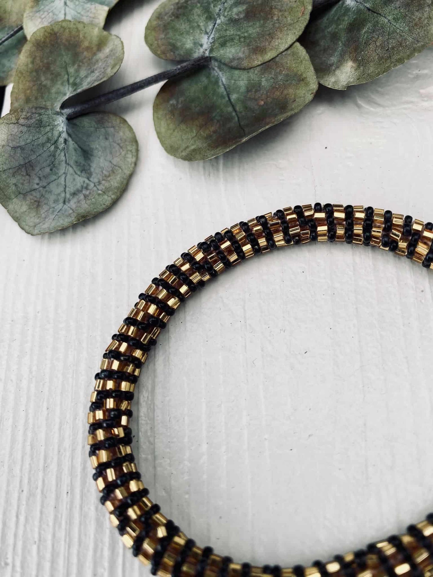 Nepal armbånd – Sort / Guld mix - VIAMAJA.DK