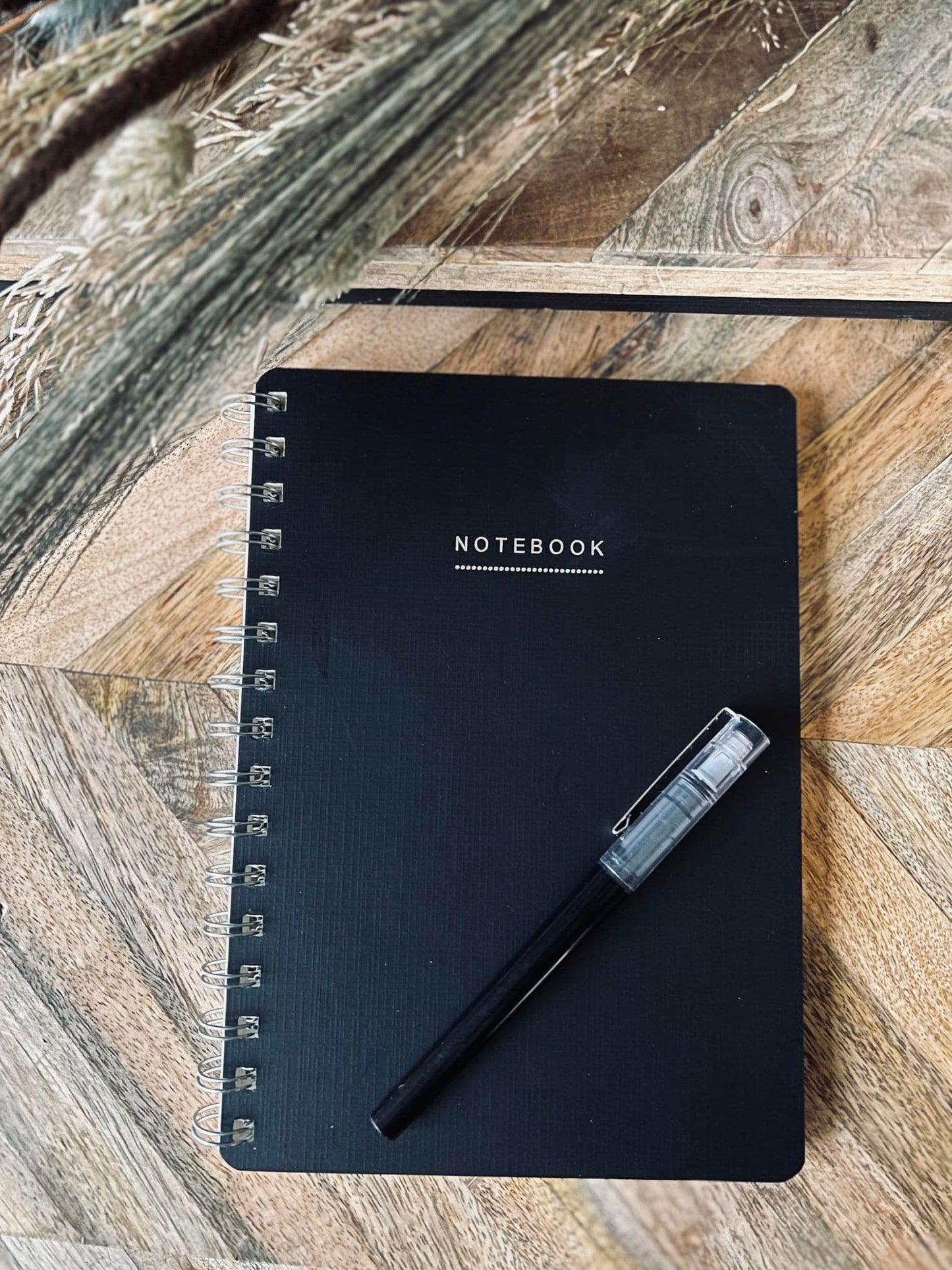 Notesbog - Sort A4 linieret - VIAMAJA.DK