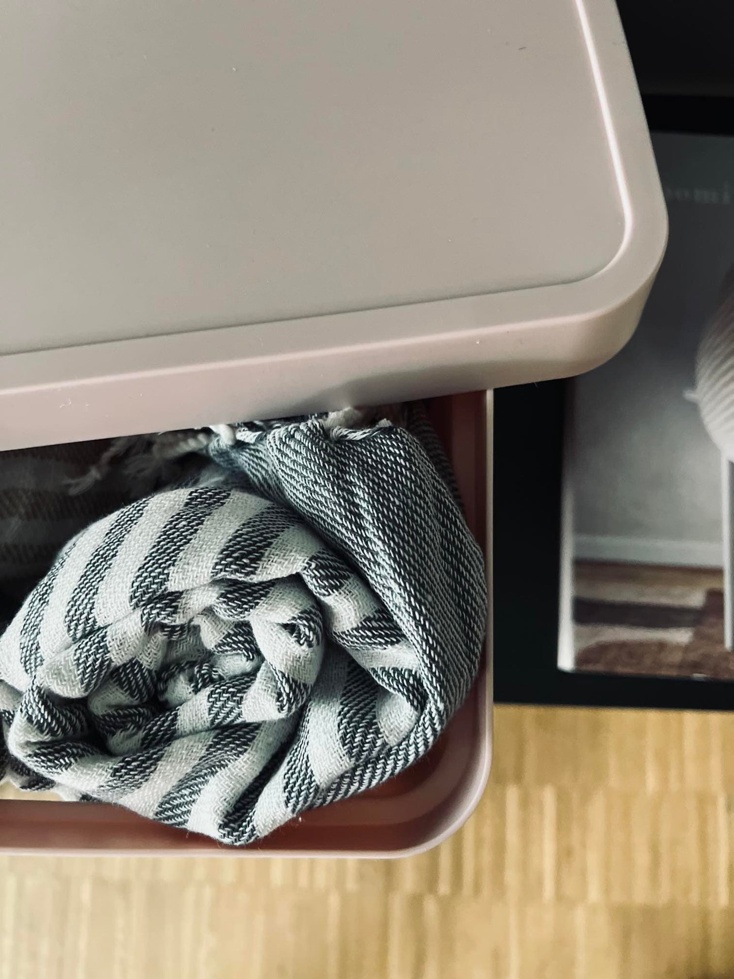 Opbevaringskasse med låg - Grå - VIAMAJA.DK