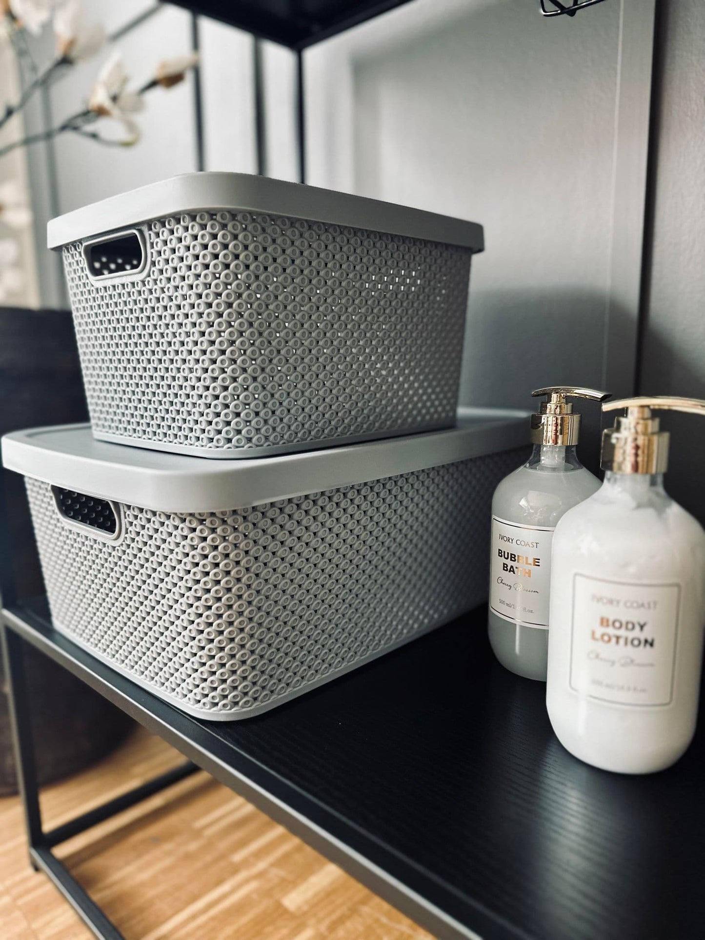 Opbevaringskasse med låg i duset grå - Medium - VIAMAJA.DK