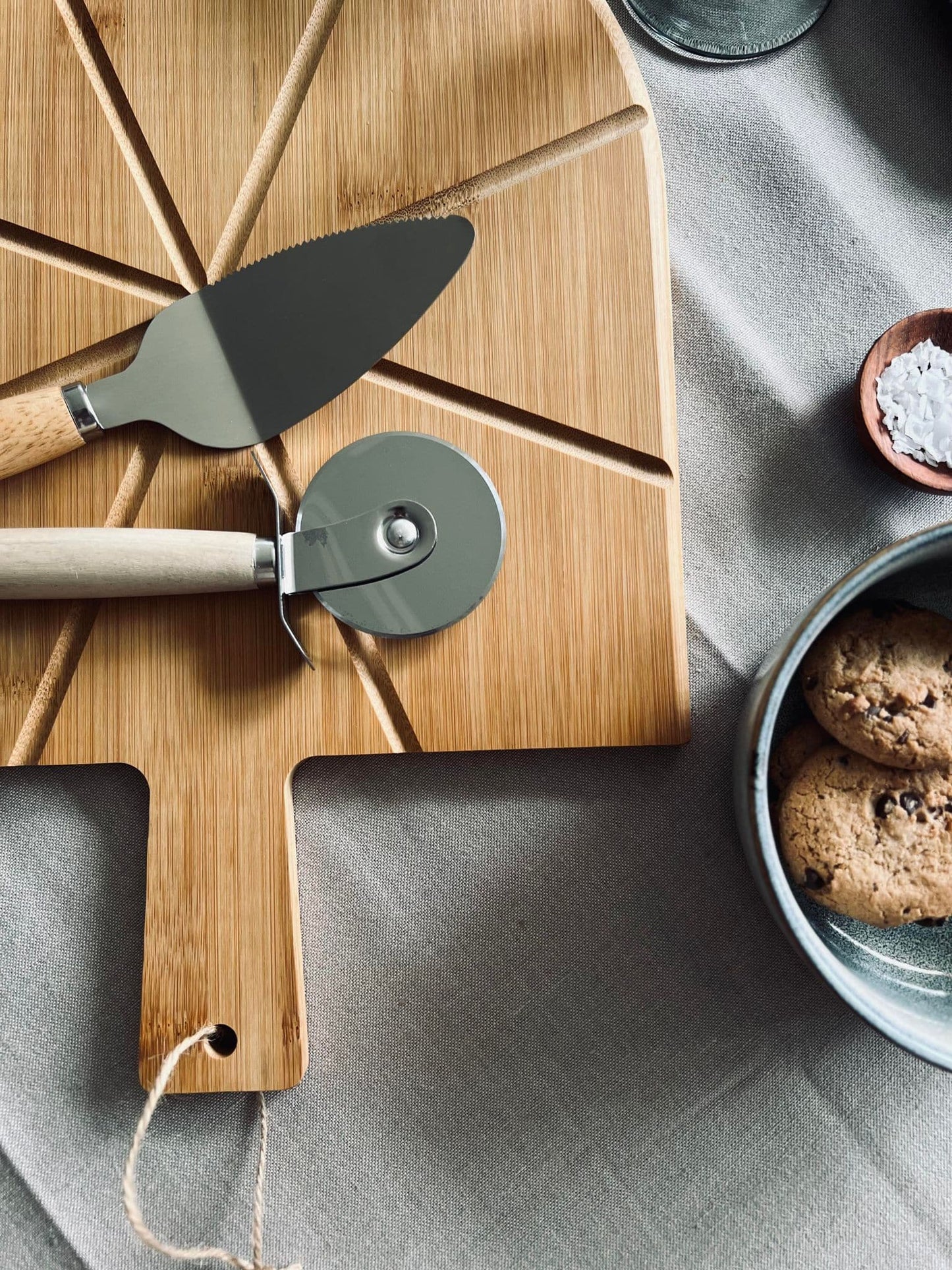 Pizza skærebræt med 2 redskaber - VIAMAJA.DK