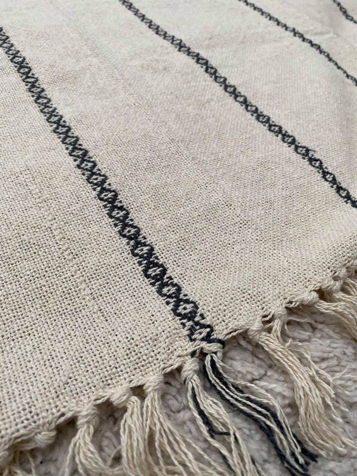 Plaid creme m/sort vævet stribe på langs - VIAMAJA.DK