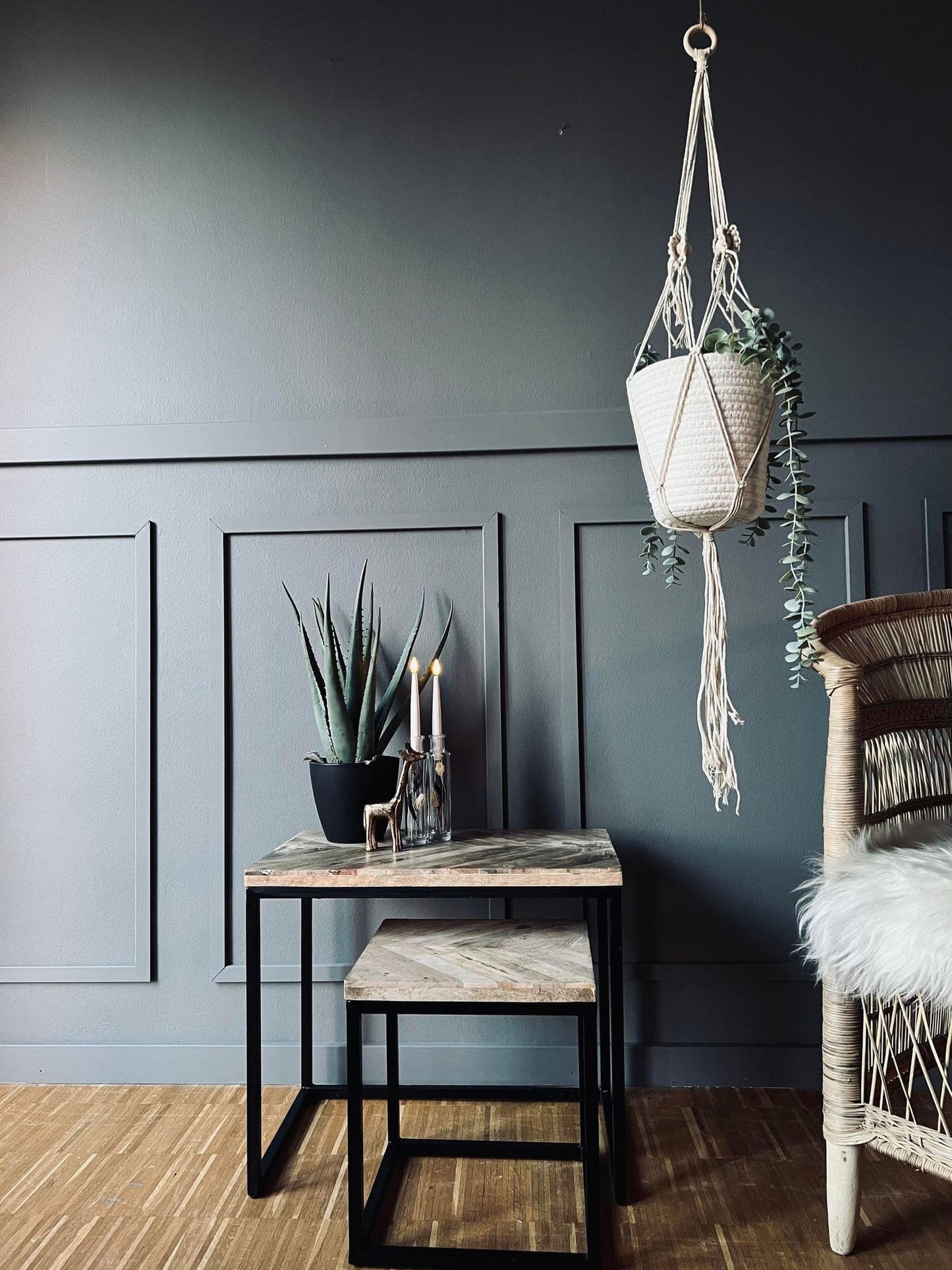 Potte med ophæng i lys natur - Stor - VIAMAJA.DK