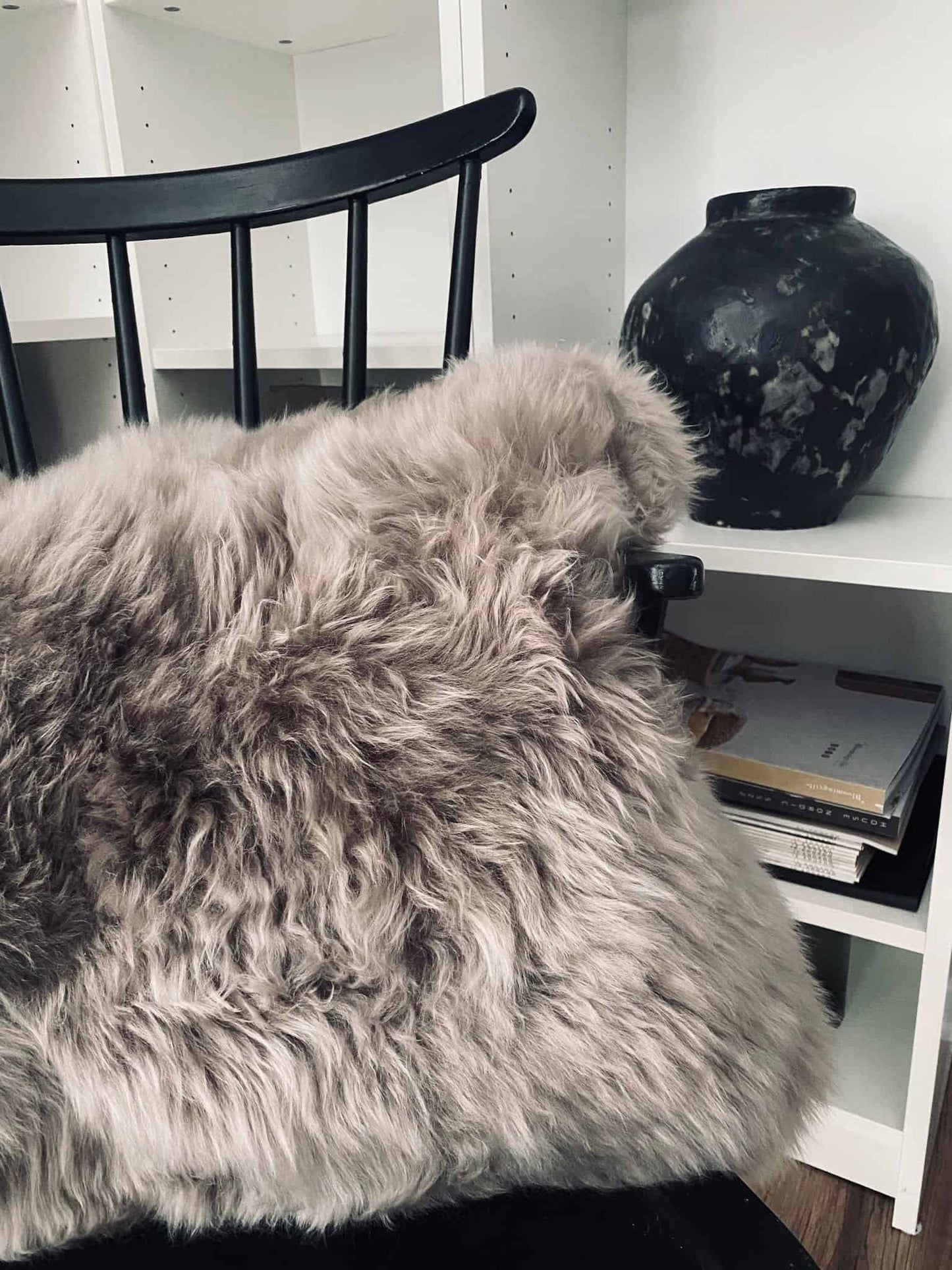 Pude i lammeskind – Mocca 40x60 - 2.Sortering - VIAMAJA.DK