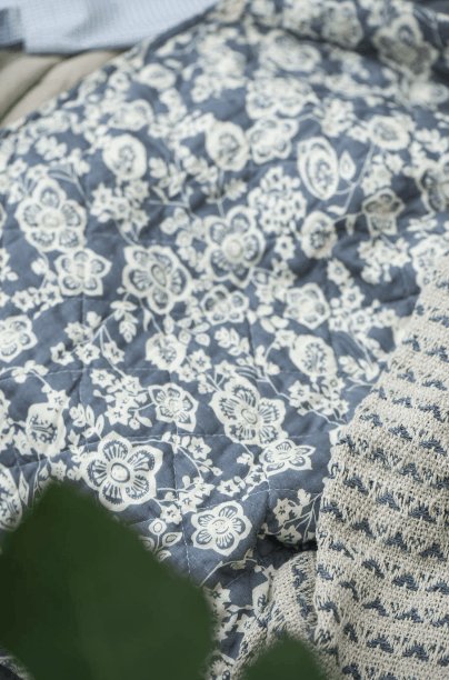 Quilt blå m/blomster - VIAMAJA.DK