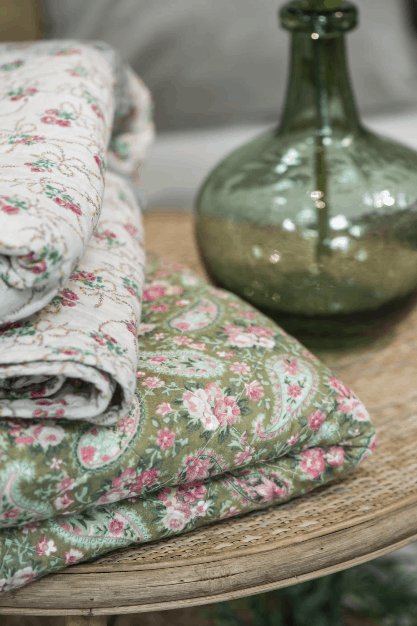 Quilt grøn m/faded rose paisley - VIAMAJA.DK