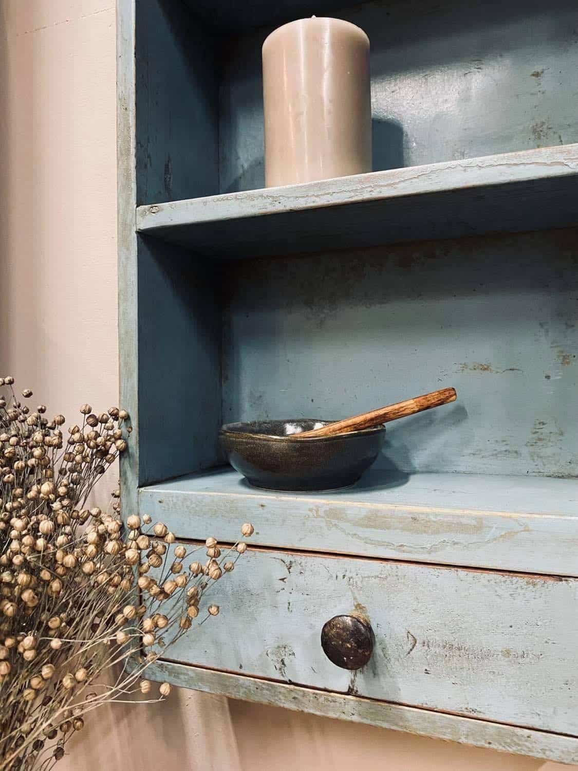 Reol med træhylder og skuffer – Genbrugstræ - Blå - VIAMAJA.DK