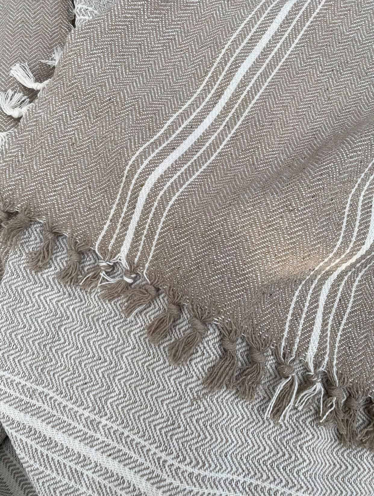 Sengetæppe - kaffe latte/ m. smal strib 160x200 - VIAMAJA.DK