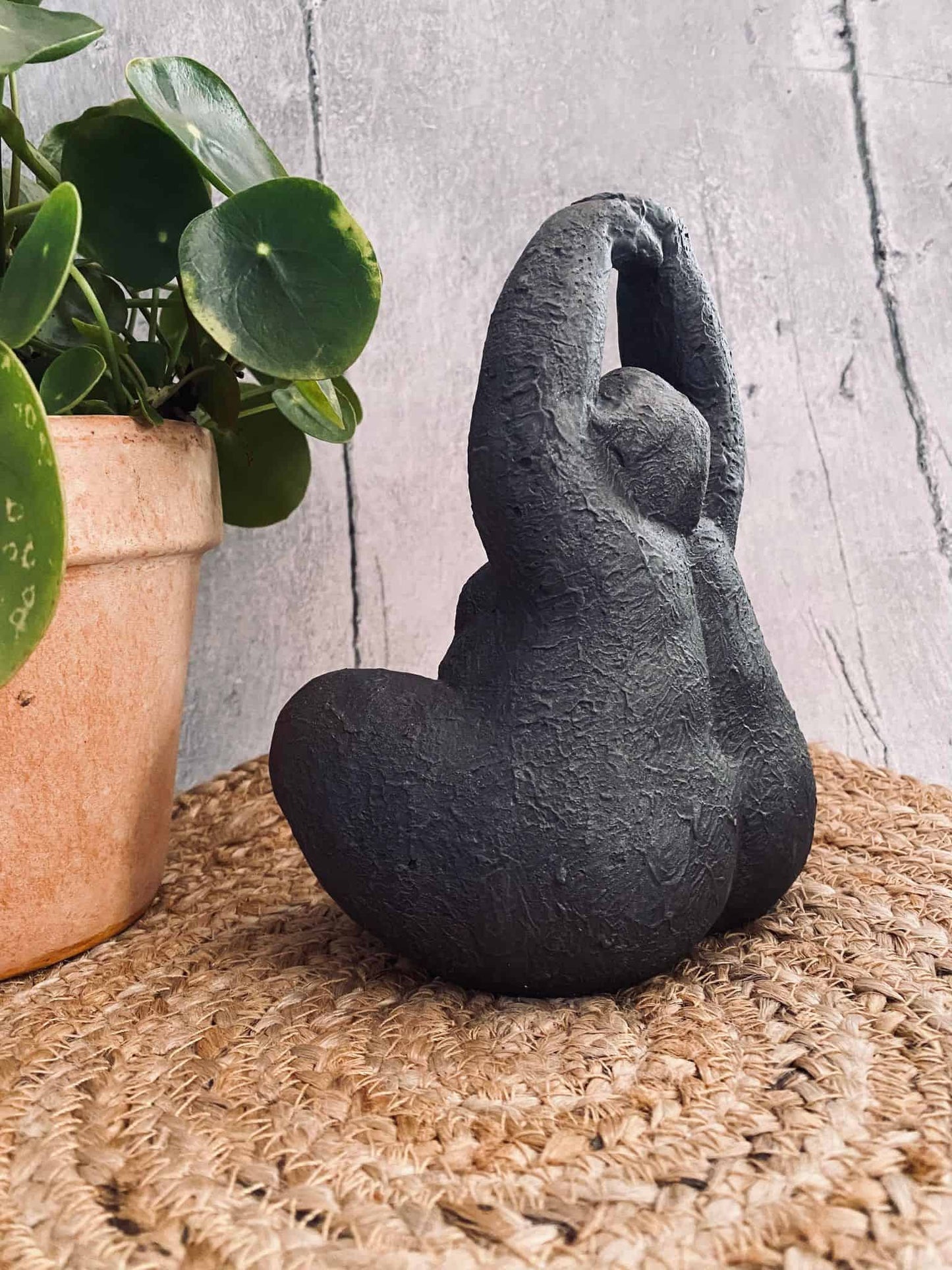 Siddende Diva – Lille Grå - VIAMAJA.DK