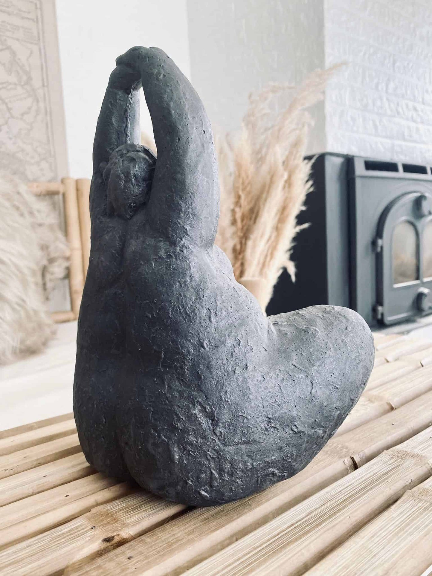 Siddende Diva - Stor Grå - VIAMAJA.DK