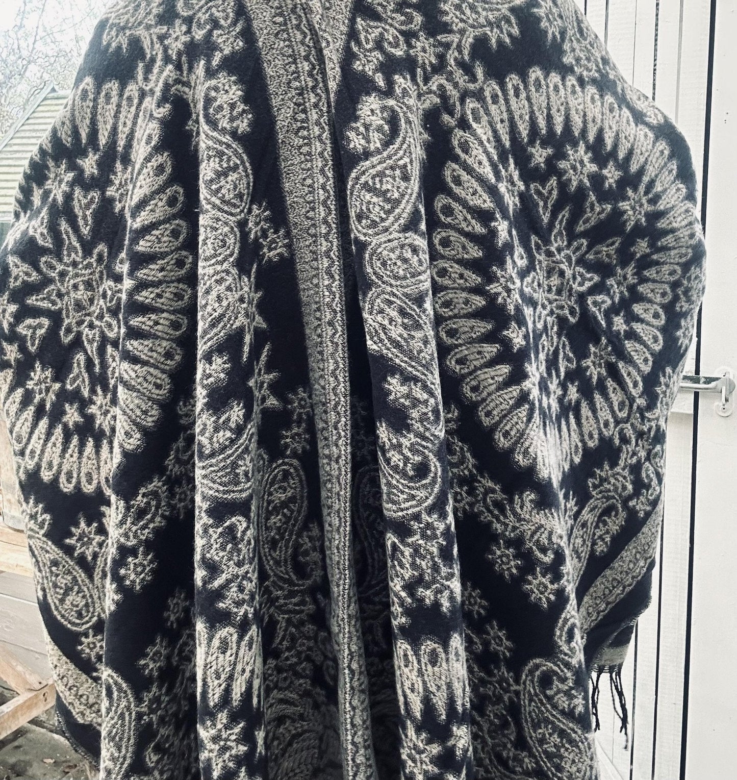 Sjal m. Sort mønster - VIAMAJA.DK