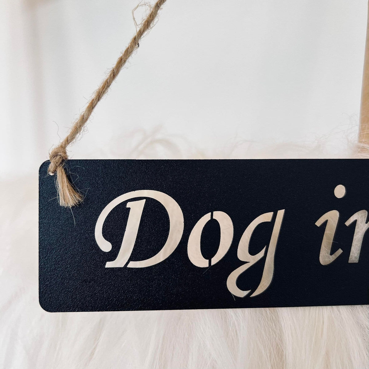 Skilt "Dog in the House" - VIAMAJA.DK