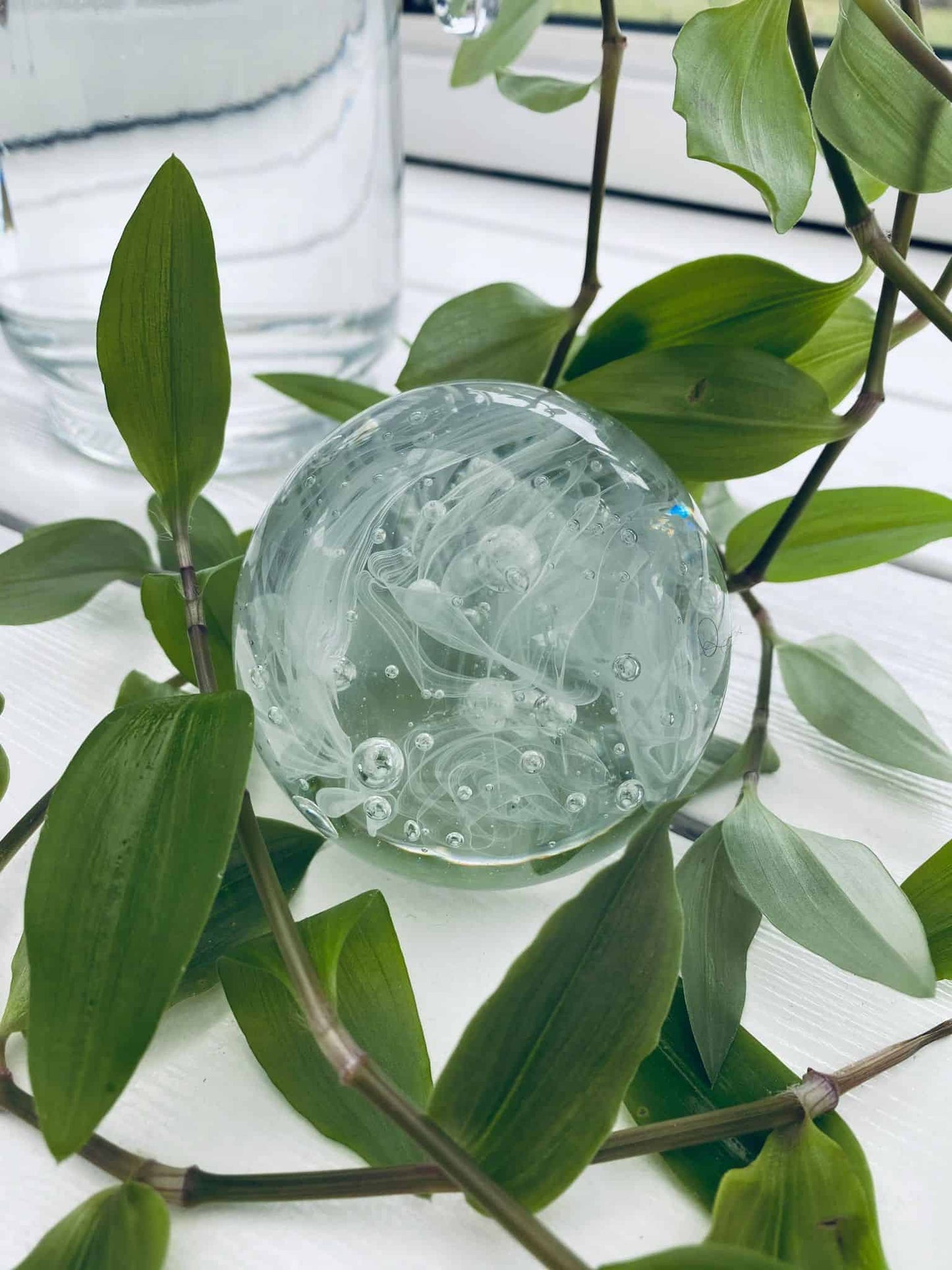 Smuk glaskugle i klar glas - Brevpresser - VIAMAJA.DK