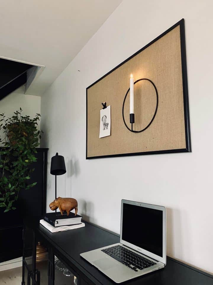 Stor Hessian opslagstavle m. Sort Træramme – 100x60cm - VIAMAJA.DK