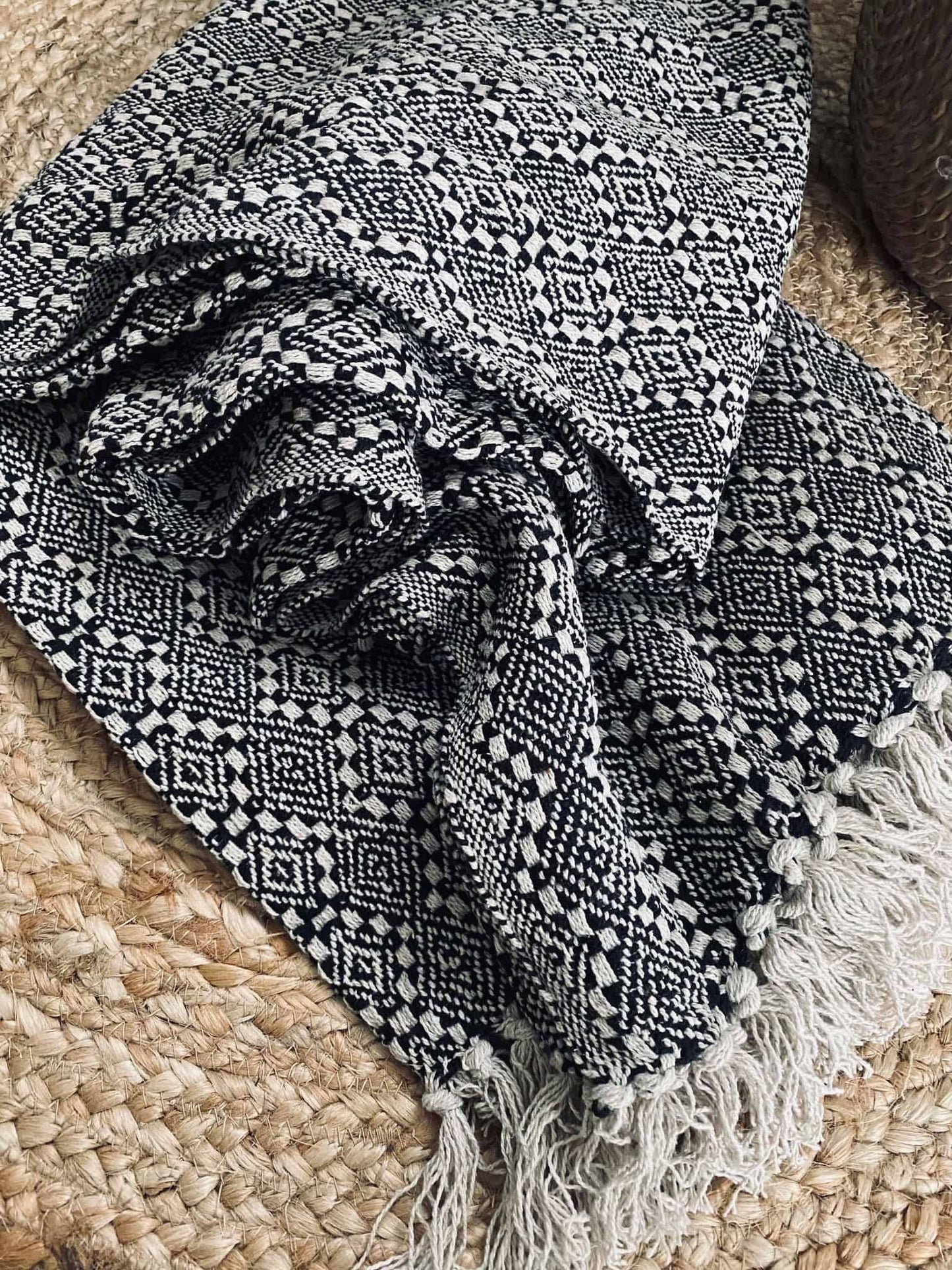 Tæppe i genanvendt bomuld – Sort / Natur - VIAMAJA.DK