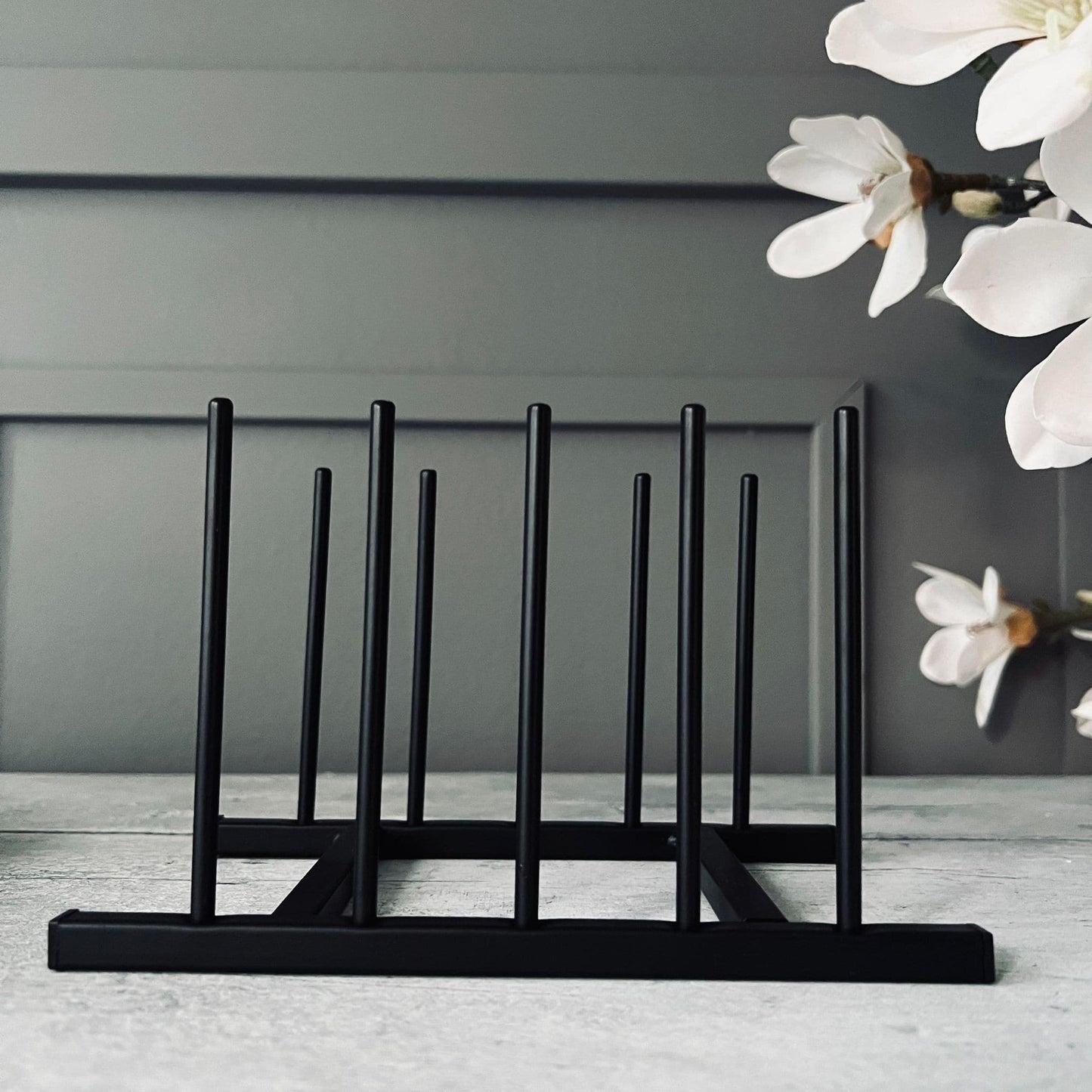 Tallerken stativ i sort metal - 4 tallerkner - VIAMAJA.DK