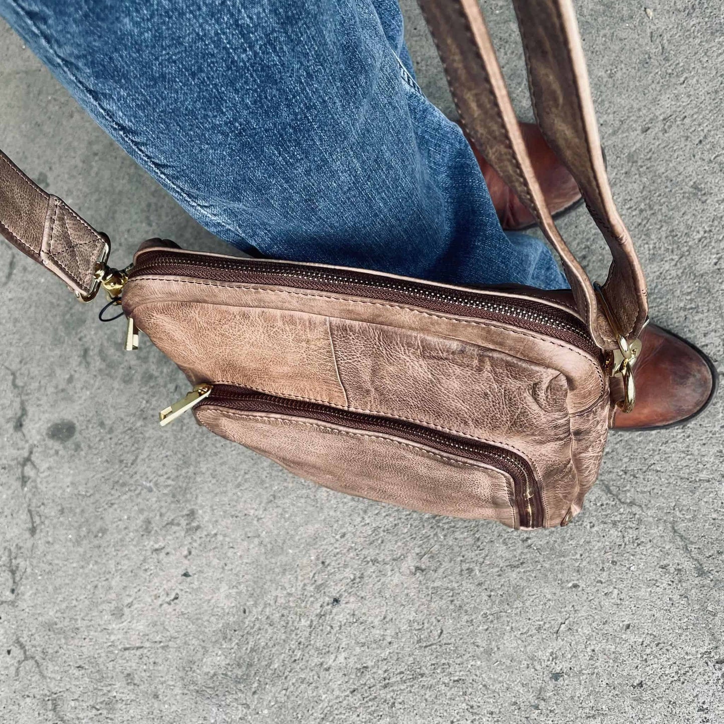 Taske i silkeblød skindkvalitet - TRIP Walnut - VIAMAJA.DK